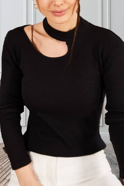 Yarım Balıkçı Omuzu Açık Siyah Bluz